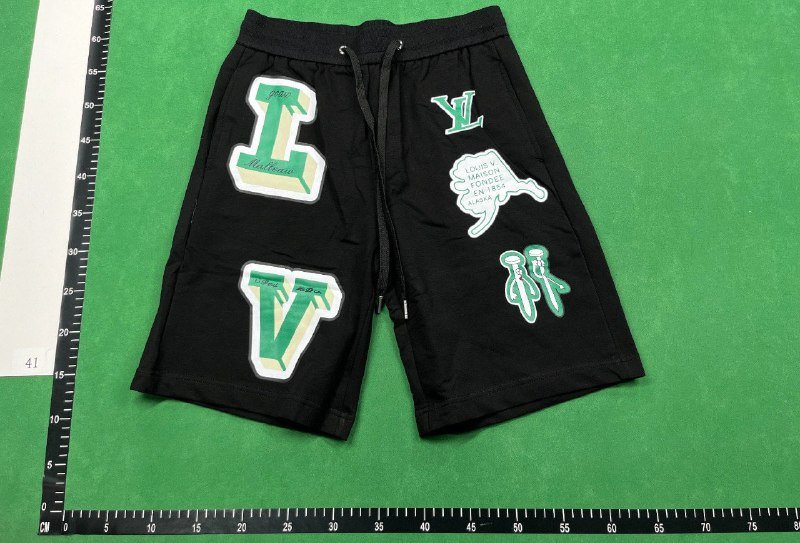 Louis Vuitton shorts  (40 CP)