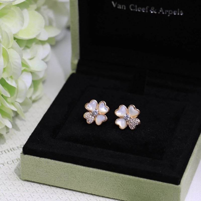 Van Cleef & Arpels accessories