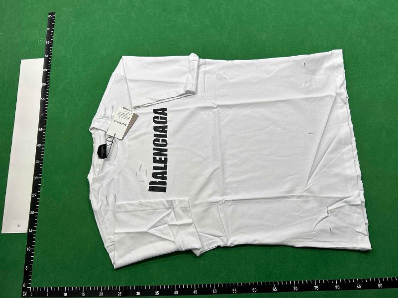Balenciaga T-shirt  (40 CP)