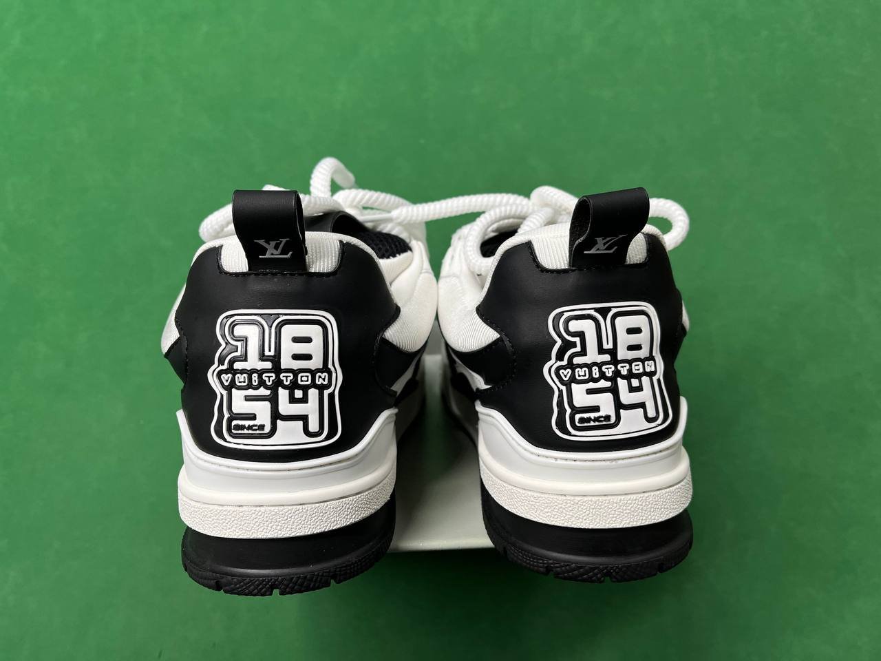 Louis Vuitton B22 Sneakers